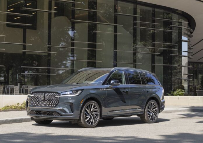 LincolnAviatorBlackLabel_CenoteGreen_011.jpg