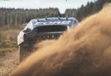 El Ford Raptor del Rally Dakar 2025 se muestra con Carlos Sainz Sr. y Nani Roma