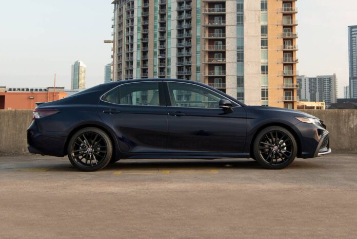 2021_toyota_camry_sedan_xse_s_oem_1_1280x855.jpg
