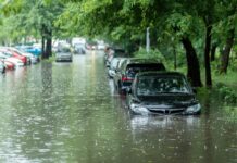 ¿Cómo conducir bajo inundaciones y qué seguros de auto cubren fenómenos meteorológicos?
