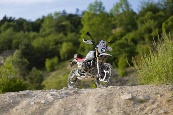 P90647873_highRes_bmw-r-12-g-s-gs-trop-scaled.jpg